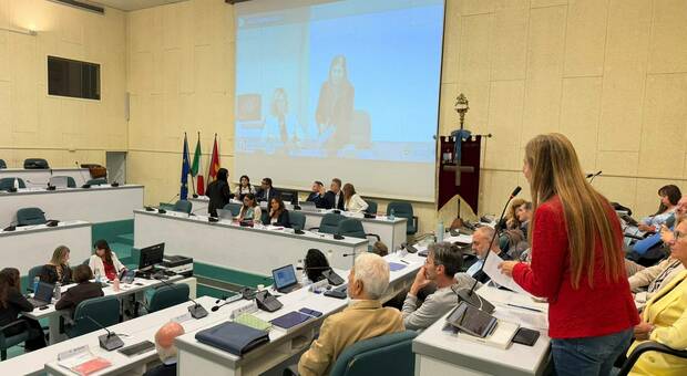 Ancona, bufera su Gaza in consiglio comunale. De Angelis (FdI): &laquo;Sembra una spiaggia romagnola&raquo;. L&rsquo;opposizione esce dall'aula, strappo anche nel centrodestra