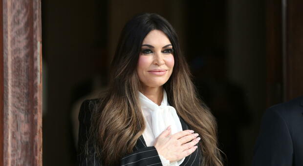 Kimberly Guilfoyle accusata di corruzione, la Casa Bianca chiede le dimissioni. Chi &egrave; l'ambasciatrice americana in Grecia (ex di Trump Jr)