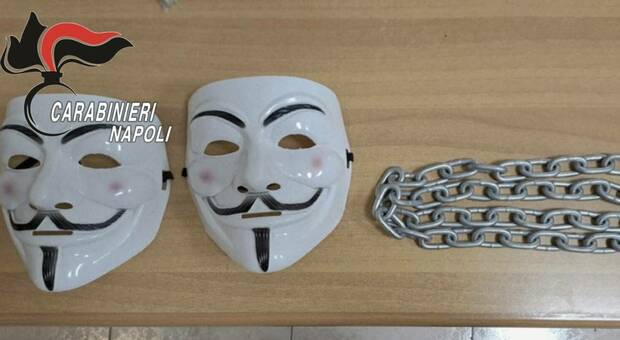 Napoli, tentano di occupare il liceo con passamontagna e maschere di V per Vendetta: fermati dai carabinieri