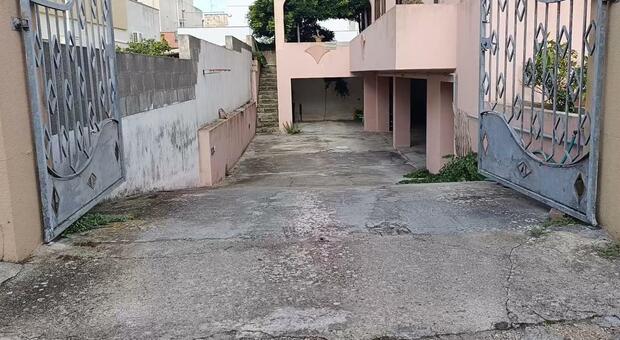 L'ex sindaco di Salve Martella era stato in Procura prima del pestaggio: «Lidi e voti, indagate». Poi l'aggressione