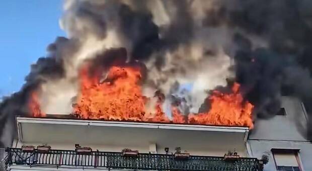 Melito, tetto di palazzina in fiamme nel rione 219: evacuata una scuola, paura tra i residenti