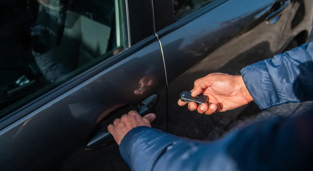 Smantellata banda di ladri d'auto sull'A1 con il trucco del falso click
