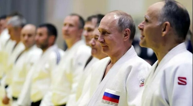 https://statics.cedscdn.it/photos/MED/2026/10/15/9826906_15144903_putin_judo.jpg