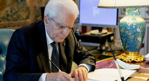 Mattarella promulga la &laquo;Giornata della carta riciclata&raquo; ma avverte: &laquo;Contenersi, stanno aumentano vertiginosamente. Siamo arrivati a 51&raquo;