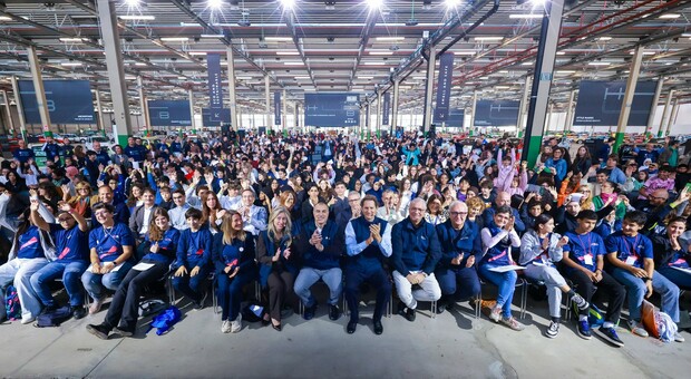 John Elkann con gli studenti delle medie