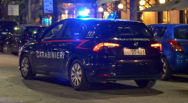 Marito e moglie trovati morti in casa a Mirandola, ipotesi duplice omicidio
