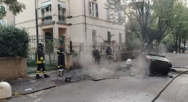 Studenti in rivolta danno fuoco a cinque cassonetti e un monopattino fuori dalla scuola: la chat usata per mobilitarsi