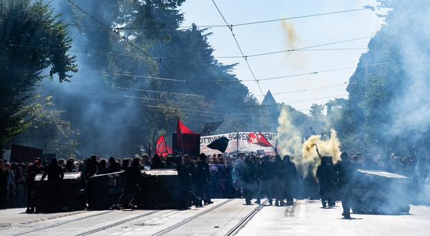Studenti tra cortei e violenze. Meloni alle opposizioni: tutte le forze condannino