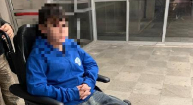 Bimbo investito all’uscita dalla scuola, l'autista scappa e poi si costituisce