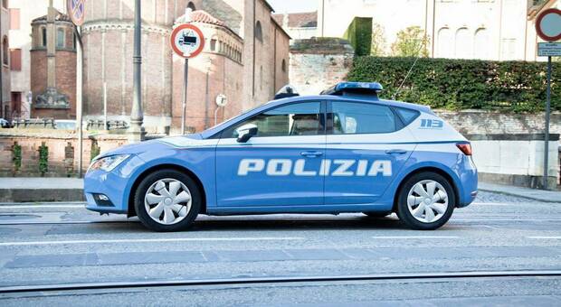 Violenza sessuale su un 13enne nel bagno di un bar: i genitori sfondano la porta, arrestato un 40enne
