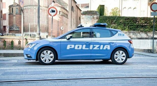Violenza sessuale su un 13enne nel bagno di un bar: i genitori sfondano la porta, arrestato un 40enne pakistano