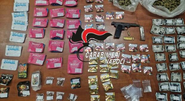  Acerra, il mercato della droga punta sul packaging: bustine rosa per 'Rozay', arrestato 22enne 