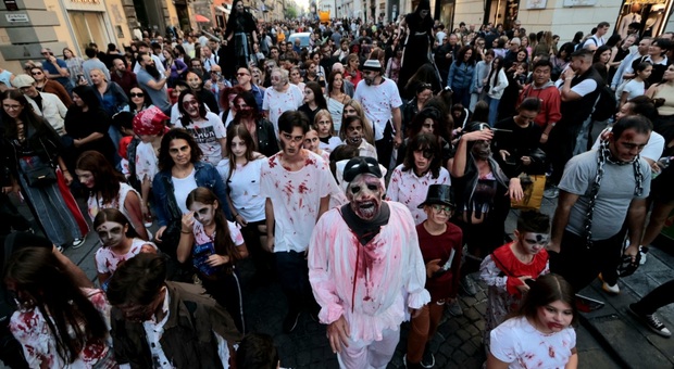  Napoli, una parata di zombie per le vie del centro: i mostri invadono via Toledo per Halloween 