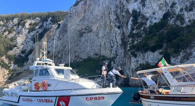  Il bilancio della Guardia Costiera, stangata ai furbetti del mare: sulle coste campane 1700 multati in estate 