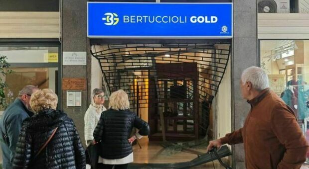 Pesaro, auto-ariete contro la gioielleria: commando in fuga con la cassaforte piena di lingotti d’oro per mezzo milione di euro