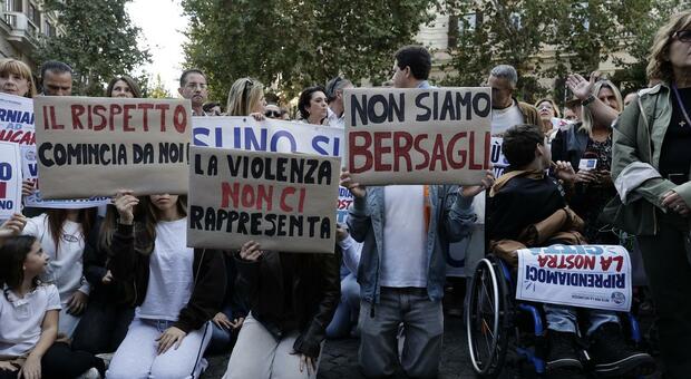  Vomero, in centinaia al corteo anti violenza. La moglie dell'uomo picchiato: ?«La solidarietà di tanti cittadini ci dà forza» 