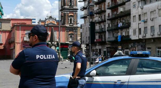  Sparatoria a Mercato, ferito ragazzo di 15 anni. Preso giovane pistolero: «Omertà della vittima» 