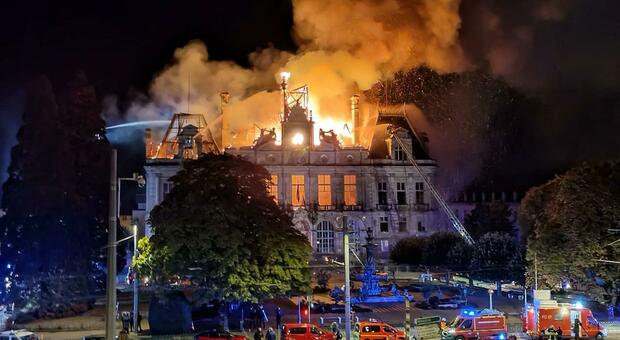  Francia a ferro e fuoco, gilet gialli contro carovita: oltre 1.200 fermi e 150 poliziotti feriti 