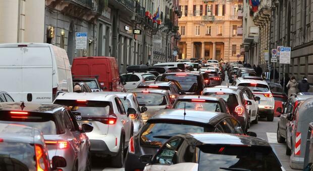  Napoli, nuove regole antismog per la qualità dell'aria: stop alle auto inquinanti fino al 31 marzo 2027 