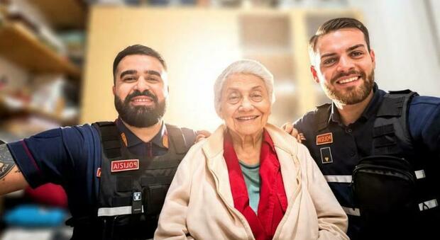  Napoli, anziana chiama la polizia: «Non ho cibo, aiuto». Poi la verità: «Mi sento sola, volevo parlare con qualcuno» 
