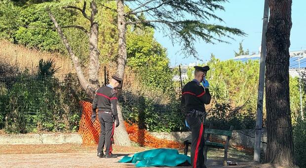 San Benedetto choc, cadavere scoperto Al parco: la vittima &egrave; Ugo Travaglini, aveva 37 anni. I carabinieri alla ricerca di chi ha lanciato l&rsquo;allarme