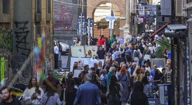  Il weekend di Napoli, dal mare alla maratona. Record di turisti in città: «Ottobrata napoletana» 