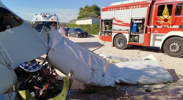 Ultraleggero si schianta prima della pista, atterraggio contro un capannone a Recanati. Due feriti. &laquo;C'era sangue&raquo;