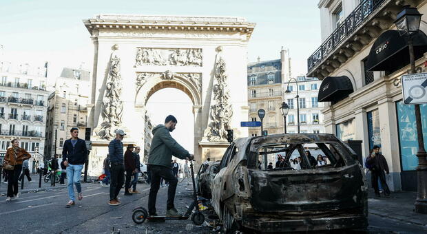 Francia ancora in fiamme, Macron usa il pugno duro: &laquo;Vergogna e rabbia. Divieto per alcuni raduni&raquo;
