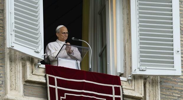 Papa Leone all'Angelus tra striscioni e lacrime: &laquo;Torno al lavoro gradualmente&raquo;
