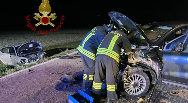 Incidente frontale nella notte, una delle auto vola fuori strada: due feriti