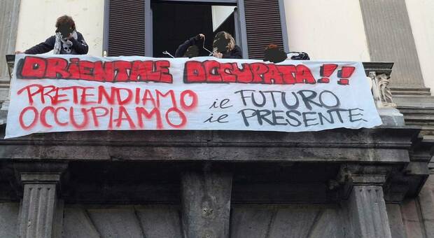  Napoli, protesta degli studenti: «Abbiamo deciso di prendere posizione», occupata una delle sedi dell'Orientale 