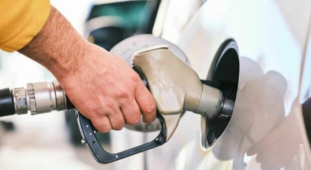 Napoli, caro carburante? Per un 41enne rifornimento fai da te. Denunciato mentre ruba gasolio dalle auto in sosta