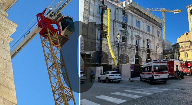 Salgono sulla gru e minacciano di lanciarsi, ennesima protesta nei cantieri della Ricostruzione: &laquo;Pagateci gli stipendi&raquo;