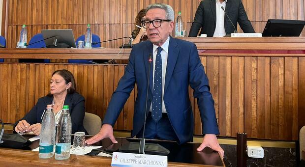Il sindaco Giuseppe Marchionna durante il consiglio comunale sull'aeroporto Il sindaco Giuseppe Marchionna durante il consiglio comunale sull'aeroporto