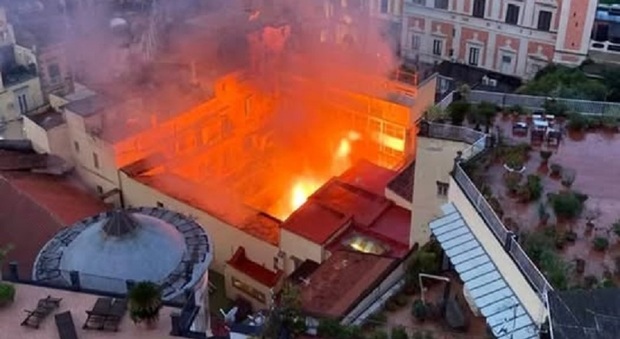  Teatro Sannazaro, i periti del pm depositano le perizie: «Ecco chi sono i colpevoli del rogo» 