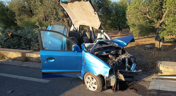 Con l'auto fuori strada: morta dopo ore di coma