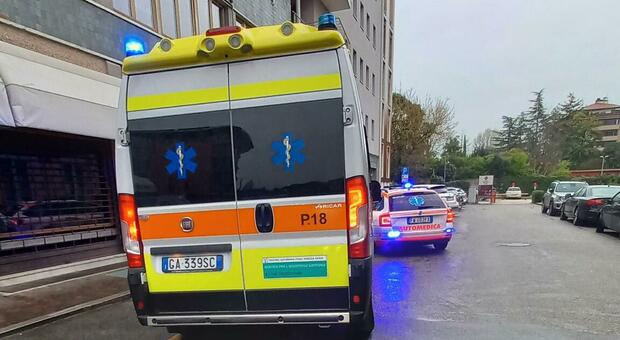 Bambino di 4 anni cade dal terrazzo di casa: il pap&agrave; si getta nel vuoto e lo salva finendo sul tetto dell'auto
