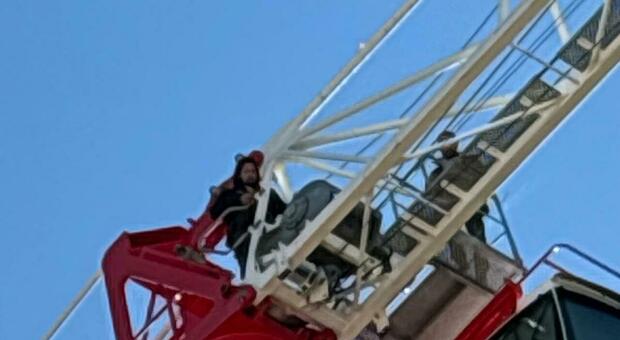 Stipendi non pagati, tre operai edili salgono su una gru per oltre 11 ore a Tolentino. Il sindaco: &laquo;&Egrave; la manifestazione dei nuovi schiavi&raquo;