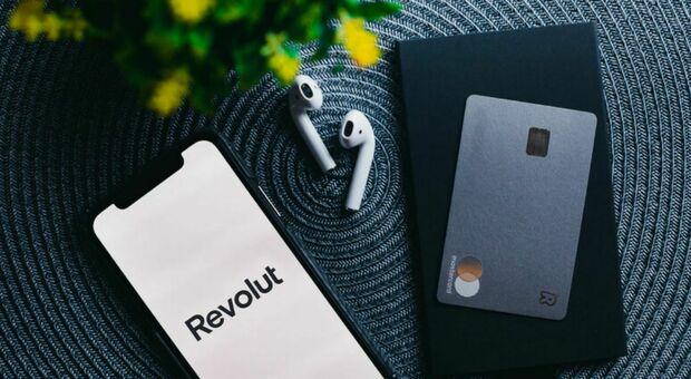 Revolut down, impossibili prelievi e pagamenti. Il portavoce: &laquo;Ci scusiamo&raquo;. Google: guasto elettrico