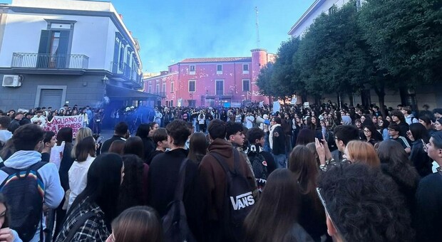  Studenti in piazza a Pomigliano: bombe carta e uova sulle scuole. L'UDS: «I violenti? Solo una minoranza» 