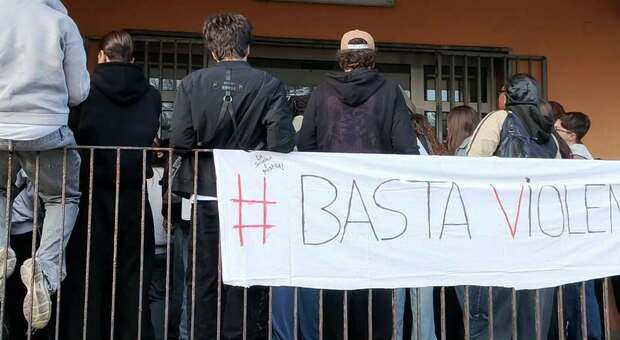  Minore accoltellato a scuola a Castel Volturno, la manifestazione degli studenti: «Basta violenza» 