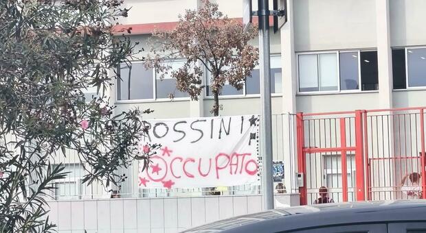 Gli istituti occupati sono 25, proteste anche in provincia: al Rossini dopo il raid con gli scooter scatta l'autogestione