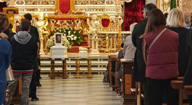 Piano di Sorrento si ferma per l&rsquo;addio a Greta e al piccolo Nicol&ograve;