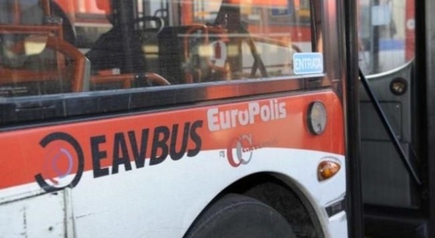  Caro carburante a Napoli, problemi anche sulle linee Eav: dal 21 ottobre riduzioni e soppressioni dei servizi 
