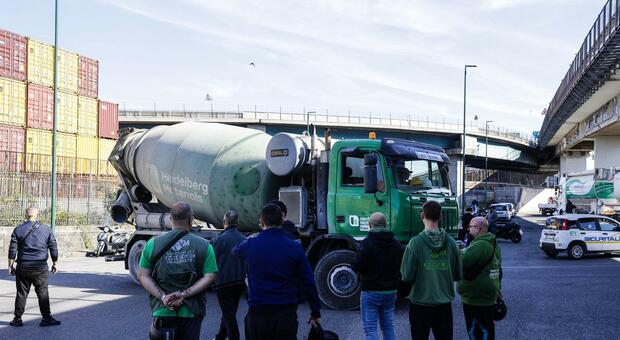 Protesta autotrasportatori in Campania, blocco dei tir, spiragli dopo ore di trattative: &laquo;Le proteste si fermino&raquo;