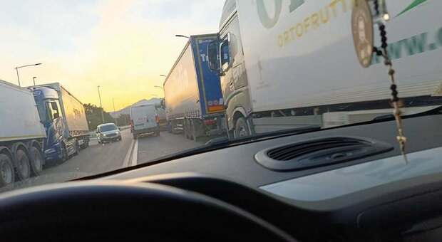 A1 Milano-Napoli: temporaneamente chiuso il nodo con la A30 Caserta-Salerno verso Salerno per la protesta degli autotrasportatori