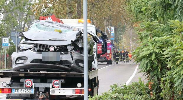 Jesolo, platano crolla sull'auto di un militare mentre va al lavoro: morto a 46 anni. <span style="color: #B22222;">A causare il cedimento &egrave; stato il maltempo</span>