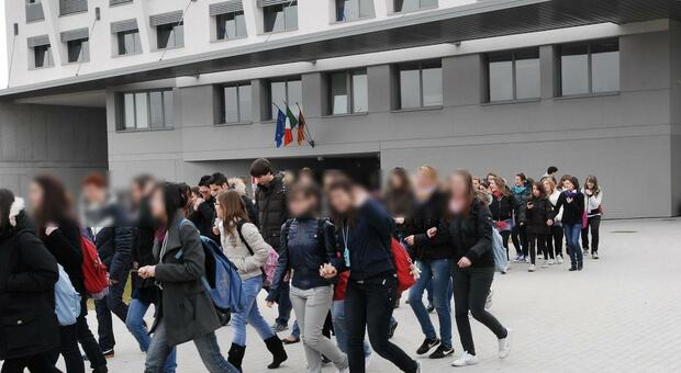 &laquo;Stuprare le ragazze&raquo;, liste di studentesse nelle chat di Treviso: paura nelle scuole. La preside: &laquo;Potete stare a casa&raquo;