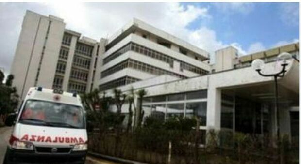 ​Napoli, precipita dal primo piano mentre pulisce gli infissi: 57enne al Cardarelli in codice rosso