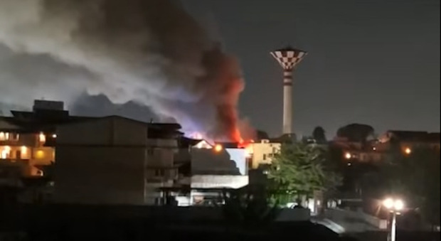  Incendio divampa sulla Circumvallazione Esterna a Qualiano: un'autorimessa distrutta dalle fiamme 